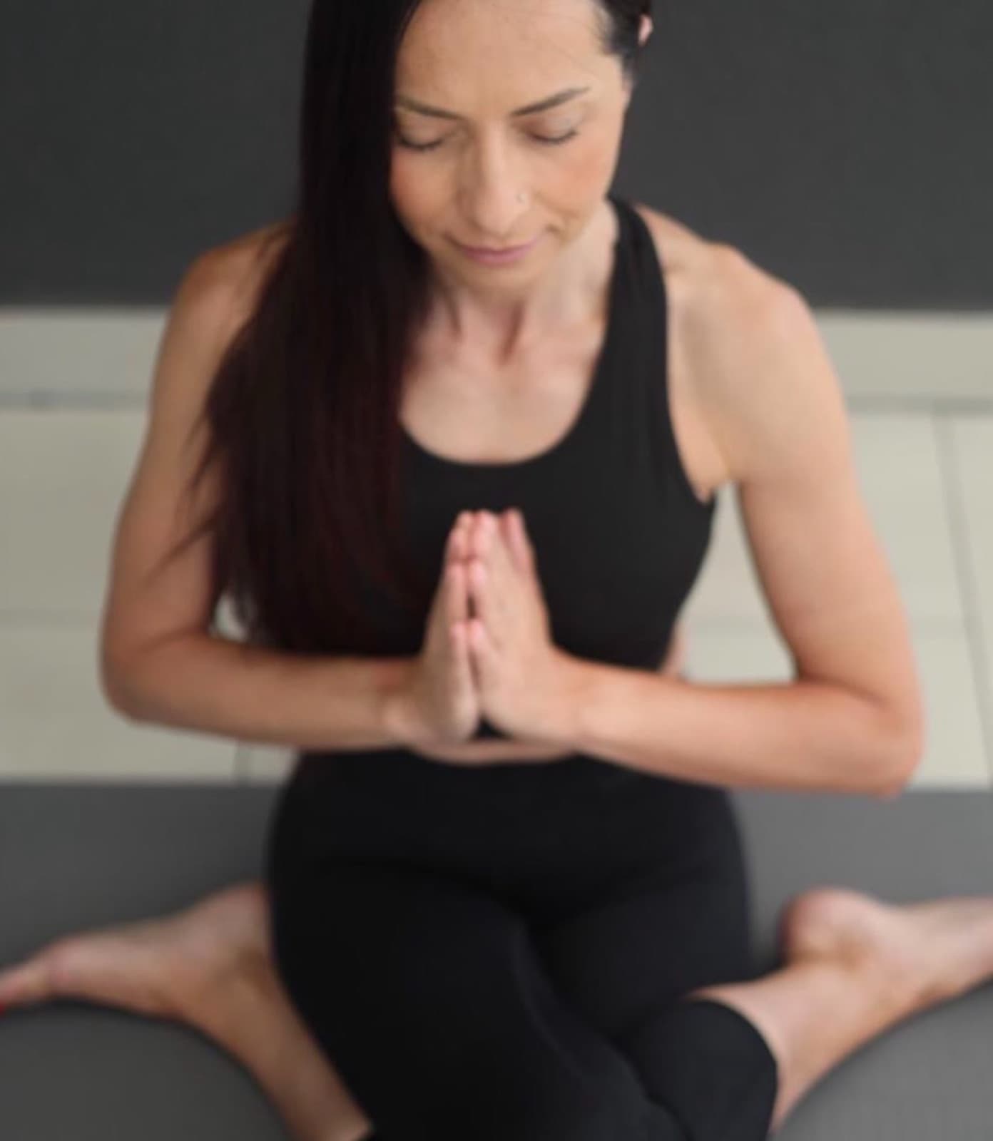 Vlatka Šrajbek - Pranayama, svjesno disanje sa sklopljenim dlanovima